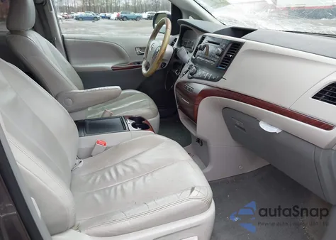 2014 Toyota Sienna Xle V6 8 Passenger z USA, uszkodzony, nr VIN 5TDYK3DC0ES443577